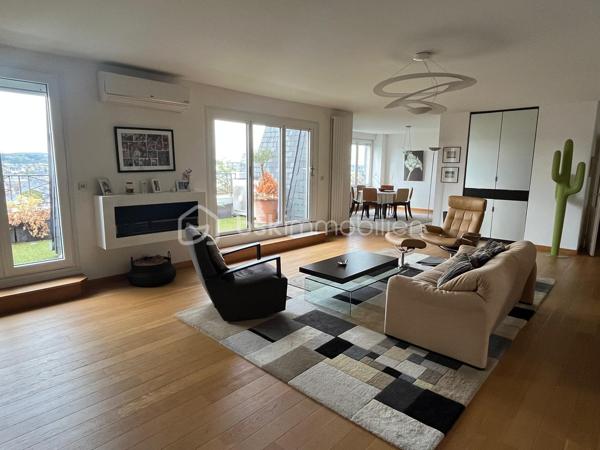 Un appartement familial aux volumes rares, au dernier étage d’une résidence sécurisée, avec terrasse, vue dégagée et double garage privatif.
Au cœur du secteur Centre-ville / Gare, à proximité du Palais des Congrès, découvrez cet appartement traversant de 180 m², situé au 4e et dernier étage avec ascenseur.
Dès l’entrée, les volumes et la luminosité s’imposent. La pièce maîtresse de l’appartement est une vaste pièce de vie d’environ 65 m², largement ouverte sur l’extérieur et prolongée par une terrasse offrant une vue dégagée.
La cuisine, aménagée et équipée, se complète d’une arrière-cuisine, offrant un espace supplémentaire particulièrement appréciable au quotidien.
L’espace nuit se compose de quatre chambres, permettant de répondre aussi bien aux besoins d’une famille qu’à ceux d’un couple recherchant des espaces dédiés au télétravail, aux invités ou aux loisirs.
La suite parentale dispose de sa propre salle d’eau et d’un dressing. Une seconde salle d’eau, des WC séparés et de nombreux placards complètent l’ensemble.
Côté confort, le séjour et la grande chambre bénéficient d’une climatisation réversible, permettant notamment de rafraîchir ces pièces en période estivale. Le chauffage de l’immeuble est assuré par une installation collective au gaz avec chaudière collective.
En complément, l’appartement dispose d’un double garage fermé privatif en sous-sol, équipé en électricité et éclairage, ainsi que d’une cave.
Avec ses 180 m² habitables, son dernier étage, sa terrasse et son double garage, cet appartement offre une configuration particulièrement peu commune en centre-ville. Un bien pensé pour celles et ceux qui recherchent de grands volumes, plusieurs espaces de vie et de travail, un extérieur et un stationnement privatif, tout en restant à proximité immédiate des commodités.