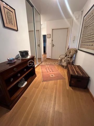 Un appartement familial aux volumes rares, au dernier étage d’une résidence sécurisée, avec terrasse, vue dégagée et double garage privatif.
Au cœur du secteur Centre-ville / Gare, à proximité du Palais des Congrès, découvrez cet appartement traversant de 180 m², situé au 4e et dernier étage avec ascenseur.
Dès l’entrée, les volumes et la luminosité s’imposent. La pièce maîtresse de l’appartement est une vaste pièce de vie d’environ 65 m², largement ouverte sur l’extérieur et prolongée par une terrasse offrant une vue dégagée.
La cuisine, aménagée et équipée, se complète d’une arrière-cuisine, offrant un espace supplémentaire particulièrement appréciable au quotidien.
L’espace nuit se compose de quatre chambres, permettant de répondre aussi bien aux besoins d’une famille qu’à ceux d’un couple recherchant des espaces dédiés au télétravail, aux invités ou aux loisirs.
La suite parentale dispose de sa propre salle d’eau et d’un dressing. Une seconde salle d’eau, des WC séparés et de nombreux placards complètent l’ensemble.
Côté confort, le séjour et la grande chambre bénéficient d’une climatisation réversible, permettant notamment de rafraîchir ces pièces en période estivale. Le chauffage de l’immeuble est assuré par une installation collective au gaz avec chaudière collective.
En complément, l’appartement dispose d’un double garage fermé privatif en sous-sol, équipé en électricité et éclairage, ainsi que d’une cave.
Avec ses 180 m² habitables, son dernier étage, sa terrasse et son double garage, cet appartement offre une configuration particulièrement peu commune en centre-ville. Un bien pensé pour celles et ceux qui recherchent de grands volumes, plusieurs espaces de vie et de travail, un extérieur et un stationnement privatif, tout en restant à proximité immédiate des commodités.