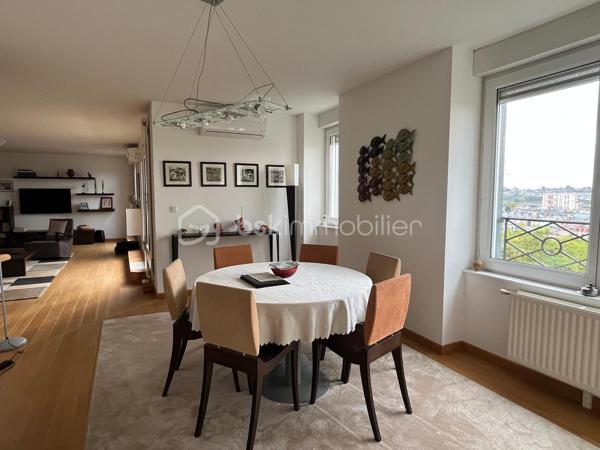 Un appartement familial aux volumes rares, au dernier étage d’une résidence sécurisée, avec terrasse, vue dégagée et double garage privatif.
Au cœur du secteur Centre-ville / Gare, à proximité du Palais des Congrès, découvrez cet appartement traversant de 180 m², situé au 4e et dernier étage avec ascenseur.
Dès l’entrée, les volumes et la luminosité s’imposent. La pièce maîtresse de l’appartement est une vaste pièce de vie d’environ 65 m², largement ouverte sur l’extérieur et prolongée par une terrasse offrant une vue dégagée.
La cuisine, aménagée et équipée, se complète d’une arrière-cuisine, offrant un espace supplémentaire particulièrement appréciable au quotidien.
L’espace nuit se compose de quatre chambres, permettant de répondre aussi bien aux besoins d’une famille qu’à ceux d’un couple recherchant des espaces dédiés au télétravail, aux invités ou aux loisirs.
La suite parentale dispose de sa propre salle d’eau et d’un dressing. Une seconde salle d’eau, des WC séparés et de nombreux placards complètent l’ensemble.
Côté confort, le séjour et la grande chambre bénéficient d’une climatisation réversible, permettant notamment de rafraîchir ces pièces en période estivale. Le chauffage de l’immeuble est assuré par une installation collective au gaz avec chaudière collective.
En complément, l’appartement dispose d’un double garage fermé privatif en sous-sol, équipé en électricité et éclairage, ainsi que d’une cave.
Avec ses 180 m² habitables, son dernier étage, sa terrasse et son double garage, cet appartement offre une configuration particulièrement peu commune en centre-ville. Un bien pensé pour celles et ceux qui recherchent de grands volumes, plusieurs espaces de vie et de travail, un extérieur et un stationnement privatif, tout en restant à proximité immédiate des commodités.