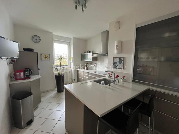 Un appartement familial aux volumes rares, au dernier étage d’une résidence sécurisée, avec terrasse, vue dégagée et double garage privatif.
Au cœur du secteur Centre-ville / Gare, à proximité du Palais des Congrès, découvrez cet appartement traversant de 180 m², situé au 4e et dernier étage avec ascenseur.
Dès l’entrée, les volumes et la luminosité s’imposent. La pièce maîtresse de l’appartement est une vaste pièce de vie d’environ 65 m², largement ouverte sur l’extérieur et prolongée par une terrasse offrant une vue dégagée.
La cuisine, aménagée et équipée, se complète d’une arrière-cuisine, offrant un espace supplémentaire particulièrement appréciable au quotidien.
L’espace nuit se compose de quatre chambres, permettant de répondre aussi bien aux besoins d’une famille qu’à ceux d’un couple recherchant des espaces dédiés au télétravail, aux invités ou aux loisirs.
La suite parentale dispose de sa propre salle d’eau et d’un dressing. Une seconde salle d’eau, des WC séparés et de nombreux placards complètent l’ensemble.
Côté confort, le séjour et la grande chambre bénéficient d’une climatisation réversible, permettant notamment de rafraîchir ces pièces en période estivale. Le chauffage de l’immeuble est assuré par une installation collective au gaz avec chaudière collective.
En complément, l’appartement dispose d’un double garage fermé privatif en sous-sol, équipé en électricité et éclairage, ainsi que d’une cave.
Avec ses 180 m² habitables, son dernier étage, sa terrasse et son double garage, cet appartement offre une configuration particulièrement peu commune en centre-ville. Un bien pensé pour celles et ceux qui recherchent de grands volumes, plusieurs espaces de vie et de travail, un extérieur et un stationnement privatif, tout en restant à proximité immédiate des commodités.
