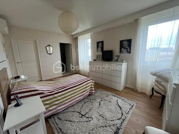 Un appartement familial aux volumes rares, au dernier étage d’une résidence sécurisée, avec terrasse, vue dégagée et double garage privatif.
Au cœur du secteur Centre-ville / Gare, à proximité du Palais des Congrès, découvrez cet appartement traversant de 180 m², situé au 4e et dernier étage avec ascenseur.
Dès l’entrée, les volumes et la luminosité s’imposent. La pièce maîtresse de l’appartement est une vaste pièce de vie d’environ 65 m², largement ouverte sur l’extérieur et prolongée par une terrasse offrant une vue dégagée.
La cuisine, aménagée et équipée, se complète d’une arrière-cuisine, offrant un espace supplémentaire particulièrement appréciable au quotidien.
L’espace nuit se compose de quatre chambres, permettant de répondre aussi bien aux besoins d’une famille qu’à ceux d’un couple recherchant des espaces dédiés au télétravail, aux invités ou aux loisirs.
La suite parentale dispose de sa propre salle d’eau et d’un dressing. Une seconde salle d’eau, des WC séparés et de nombreux placards complètent l’ensemble.
Côté confort, le séjour et la grande chambre bénéficient d’une climatisation réversible, permettant notamment de rafraîchir ces pièces en période estivale. Le chauffage de l’immeuble est assuré par une installation collective au gaz avec chaudière collective.
En complément, l’appartement dispose d’un double garage fermé privatif en sous-sol, équipé en électricité et éclairage, ainsi que d’une cave.
Avec ses 180 m² habitables, son dernier étage, sa terrasse et son double garage, cet appartement offre une configuration particulièrement peu commune en centre-ville. Un bien pensé pour celles et ceux qui recherchent de grands volumes, plusieurs espaces de vie et de travail, un extérieur et un stationnement privatif, tout en restant à proximité immédiate des commodités.