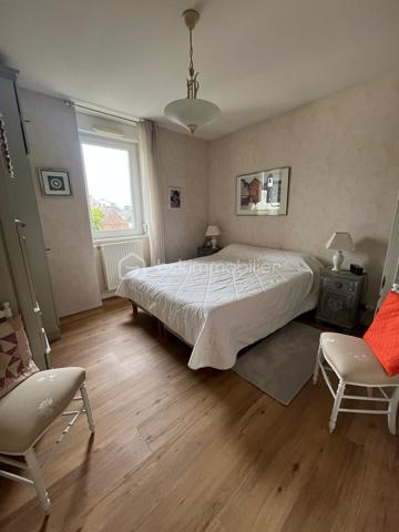 Un appartement familial aux volumes rares, au dernier étage d’une résidence sécurisée, avec terrasse, vue dégagée et double garage privatif.
Au cœur du secteur Centre-ville / Gare, à proximité du Palais des Congrès, découvrez cet appartement traversant de 180 m², situé au 4e et dernier étage avec ascenseur.
Dès l’entrée, les volumes et la luminosité s’imposent. La pièce maîtresse de l’appartement est une vaste pièce de vie d’environ 65 m², largement ouverte sur l’extérieur et prolongée par une terrasse offrant une vue dégagée.
La cuisine, aménagée et équipée, se complète d’une arrière-cuisine, offrant un espace supplémentaire particulièrement appréciable au quotidien.
L’espace nuit se compose de quatre chambres, permettant de répondre aussi bien aux besoins d’une famille qu’à ceux d’un couple recherchant des espaces dédiés au télétravail, aux invités ou aux loisirs.
La suite parentale dispose de sa propre salle d’eau et d’un dressing. Une seconde salle d’eau, des WC séparés et de nombreux placards complètent l’ensemble.
Côté confort, le séjour et la grande chambre bénéficient d’une climatisation réversible, permettant notamment de rafraîchir ces pièces en période estivale. Le chauffage de l’immeuble est assuré par une installation collective au gaz avec chaudière collective.
En complément, l’appartement dispose d’un double garage fermé privatif en sous-sol, équipé en électricité et éclairage, ainsi que d’une cave.
Avec ses 180 m² habitables, son dernier étage, sa terrasse et son double garage, cet appartement offre une configuration particulièrement peu commune en centre-ville. Un bien pensé pour celles et ceux qui recherchent de grands volumes, plusieurs espaces de vie et de travail, un extérieur et un stationnement privatif, tout en restant à proximité immédiate des commodités.