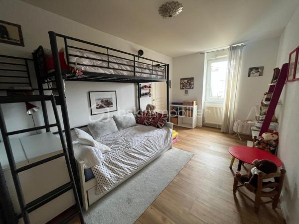 Un appartement familial aux volumes rares, au dernier étage d’une résidence sécurisée, avec terrasse, vue dégagée et double garage privatif.
Au cœur du secteur Centre-ville / Gare, à proximité du Palais des Congrès, découvrez cet appartement traversant de 180 m², situé au 4e et dernier étage avec ascenseur.
Dès l’entrée, les volumes et la luminosité s’imposent. La pièce maîtresse de l’appartement est une vaste pièce de vie d’environ 65 m², largement ouverte sur l’extérieur et prolongée par une terrasse offrant une vue dégagée.
La cuisine, aménagée et équipée, se complète d’une arrière-cuisine, offrant un espace supplémentaire particulièrement appréciable au quotidien.
L’espace nuit se compose de quatre chambres, permettant de répondre aussi bien aux besoins d’une famille qu’à ceux d’un couple recherchant des espaces dédiés au télétravail, aux invités ou aux loisirs.
La suite parentale dispose de sa propre salle d’eau et d’un dressing. Une seconde salle d’eau, des WC séparés et de nombreux placards complètent l’ensemble.
Côté confort, le séjour et la grande chambre bénéficient d’une climatisation réversible, permettant notamment de rafraîchir ces pièces en période estivale. Le chauffage de l’immeuble est assuré par une installation collective au gaz avec chaudière collective.
En complément, l’appartement dispose d’un double garage fermé privatif en sous-sol, équipé en électricité et éclairage, ainsi que d’une cave.
Avec ses 180 m² habitables, son dernier étage, sa terrasse et son double garage, cet appartement offre une configuration particulièrement peu commune en centre-ville. Un bien pensé pour celles et ceux qui recherchent de grands volumes, plusieurs espaces de vie et de travail, un extérieur et un stationnement privatif, tout en restant à proximité immédiate des commodités.