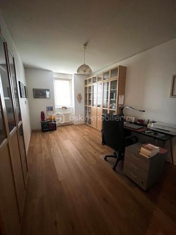 Un appartement familial aux volumes rares, au dernier étage d’une résidence sécurisée, avec terrasse, vue dégagée et double garage privatif.
Au cœur du secteur Centre-ville / Gare, à proximité du Palais des Congrès, découvrez cet appartement traversant de 180 m², situé au 4e et dernier étage avec ascenseur.
Dès l’entrée, les volumes et la luminosité s’imposent. La pièce maîtresse de l’appartement est une vaste pièce de vie d’environ 65 m², largement ouverte sur l’extérieur et prolongée par une terrasse offrant une vue dégagée.
La cuisine, aménagée et équipée, se complète d’une arrière-cuisine, offrant un espace supplémentaire particulièrement appréciable au quotidien.
L’espace nuit se compose de quatre chambres, permettant de répondre aussi bien aux besoins d’une famille qu’à ceux d’un couple recherchant des espaces dédiés au télétravail, aux invités ou aux loisirs.
La suite parentale dispose de sa propre salle d’eau et d’un dressing. Une seconde salle d’eau, des WC séparés et de nombreux placards complètent l’ensemble.
Côté confort, le séjour et la grande chambre bénéficient d’une climatisation réversible, permettant notamment de rafraîchir ces pièces en période estivale. Le chauffage de l’immeuble est assuré par une installation collective au gaz avec chaudière collective.
En complément, l’appartement dispose d’un double garage fermé privatif en sous-sol, équipé en électricité et éclairage, ainsi que d’une cave.
Avec ses 180 m² habitables, son dernier étage, sa terrasse et son double garage, cet appartement offre une configuration particulièrement peu commune en centre-ville. Un bien pensé pour celles et ceux qui recherchent de grands volumes, plusieurs espaces de vie et de travail, un extérieur et un stationnement privatif, tout en restant à proximité immédiate des commodités.