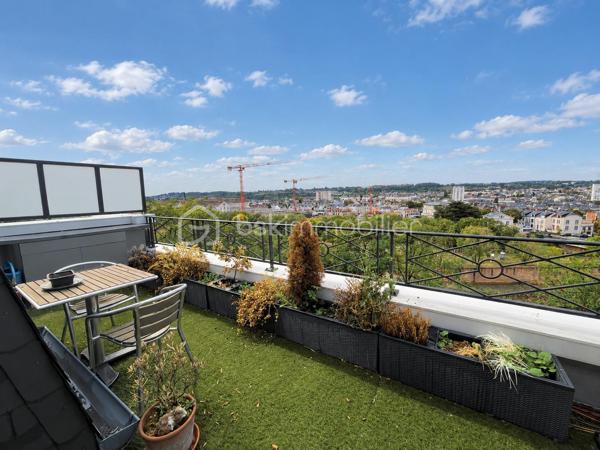 Un appartement familial aux volumes rares, au dernier étage d’une résidence sécurisée, avec terrasse, vue dégagée et double garage privatif.
Au cœur du secteur Centre-ville / Gare, à proximité du Palais des Congrès, découvrez cet appartement traversant de 180 m², situé au 4e et dernier étage avec ascenseur.
Dès l’entrée, les volumes et la luminosité s’imposent. La pièce maîtresse de l’appartement est une vaste pièce de vie d’environ 65 m², largement ouverte sur l’extérieur et prolongée par une terrasse offrant une vue dégagée.
La cuisine, aménagée et équipée, se complète d’une arrière-cuisine, offrant un espace supplémentaire particulièrement appréciable au quotidien.
L’espace nuit se compose de quatre chambres, permettant de répondre aussi bien aux besoins d’une famille qu’à ceux d’un couple recherchant des espaces dédiés au télétravail, aux invités ou aux loisirs.
La suite parentale dispose de sa propre salle d’eau et d’un dressing. Une seconde salle d’eau, des WC séparés et de nombreux placards complètent l’ensemble.
Côté confort, le séjour et la grande chambre bénéficient d’une climatisation réversible, permettant notamment de rafraîchir ces pièces en période estivale. Le chauffage de l’immeuble est assuré par une installation collective au gaz avec chaudière collective.
En complément, l’appartement dispose d’un double garage fermé privatif en sous-sol, équipé en électricité et éclairage, ainsi que d’une cave.
Avec ses 180 m² habitables, son dernier étage, sa terrasse et son double garage, cet appartement offre une configuration particulièrement peu commune en centre-ville. Un bien pensé pour celles et ceux qui recherchent de grands volumes, plusieurs espaces de vie et de travail, un extérieur et un stationnement privatif, tout en restant à proximité immédiate des commodités.