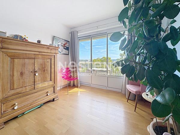 Appartement 4 pièces à Limoges, ascenseur, deux terrasses, garage, cave. Vue gare des Bénédictins