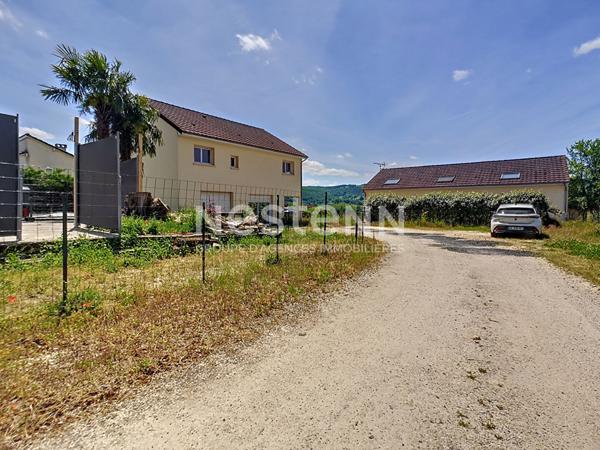 Ensemble immobilier à Larche composé de 3 maisons dont 2 divisés en appartement. Total de 5 lots en monopropriété