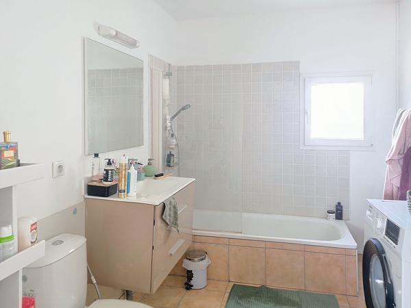 Ensemble immobilier à Larche composé de 3 maisons dont 2 divisés en appartement. Total de 5 lots en monopropriété