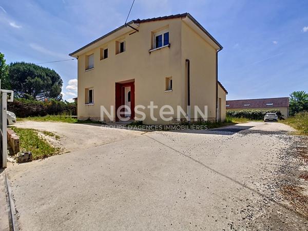 Ensemble immobilier à Larche composé de 3 maisons dont 2 divisés en appartement. Total de 5 lots en monopropriété