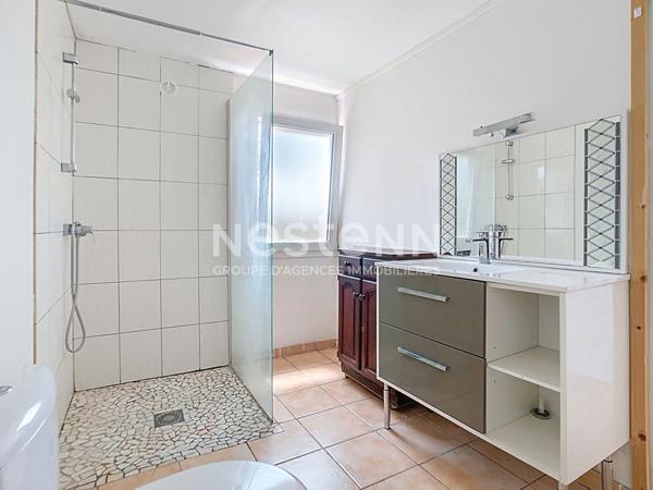 Ensemble immobilier à Larche composé de 3 maisons dont 2 divisés en appartement. Total de 5 lots en monopropriété