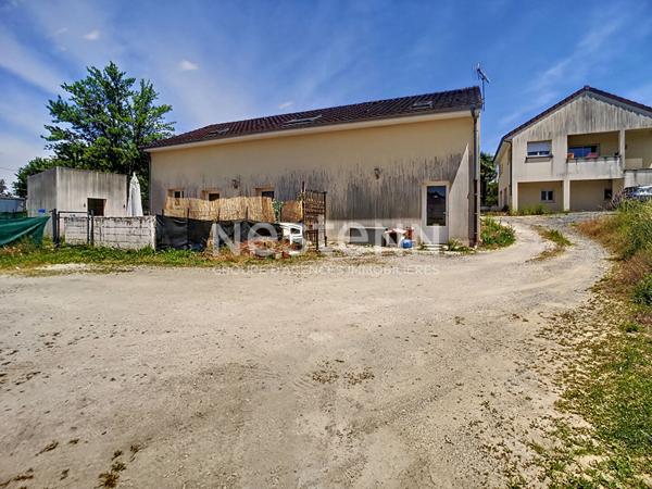 Ensemble immobilier à Larche composé de 3 maisons dont 2 divisés en appartement. Total de 5 lots en monopropriété