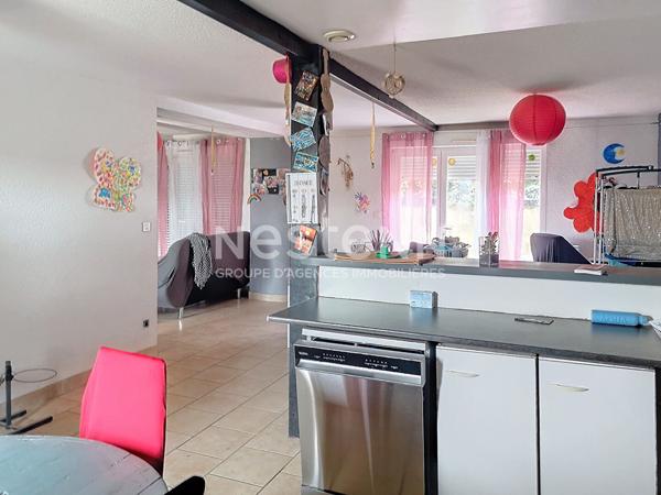 Ensemble immobilier à Larche composé de 3 maisons dont 2 divisés en appartement. Total de 5 lots en monopropriété