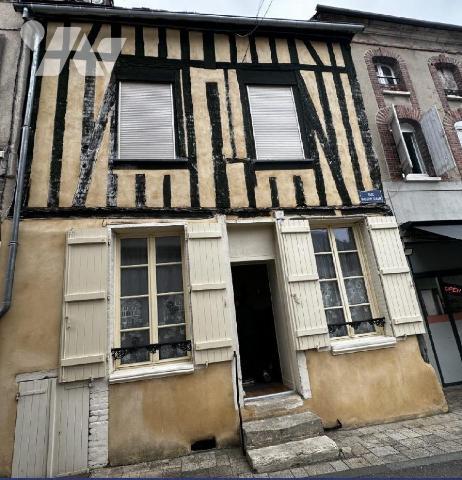 Maison de ville comprenant au rez-de-chaussée : une entrée sur salon - salle à manger, coin cui...