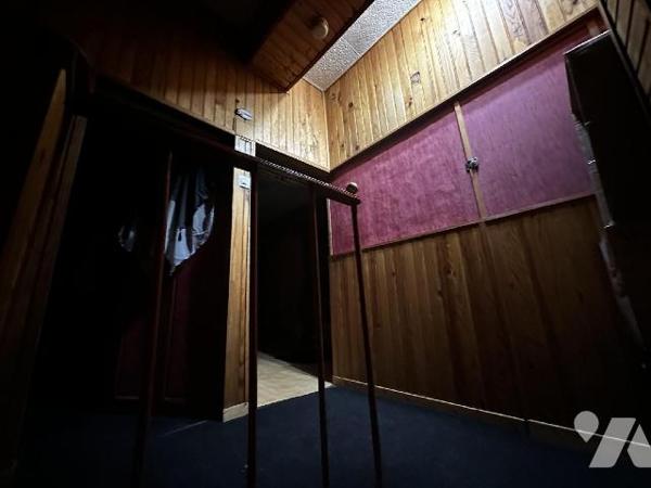 Maison de ville comprenant au rez-de-chaussée : une entrée sur salon - salle à manger, coin cui...