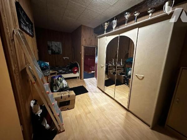 Maison de ville comprenant au rez-de-chaussée : une entrée sur salon - salle à manger, coin cui...