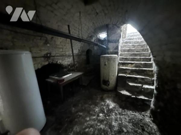 Maison de ville comprenant au rez-de-chaussée : une entrée sur salon - salle à manger, coin cui...