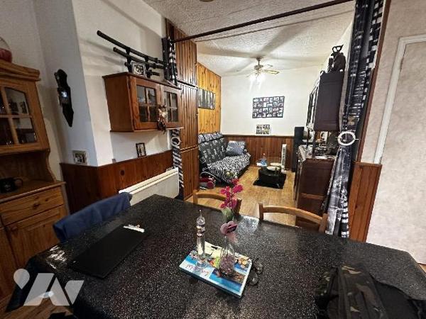 Maison de ville comprenant au rez-de-chaussée : une entrée sur salon - salle à manger, coin cui...