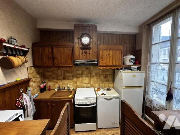 Maison de ville comprenant au rez-de-chaussée : une entrée sur salon - salle à manger, coin cui...