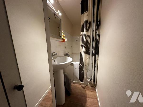 Maison de ville comprenant au rez-de-chaussée : une entrée sur salon - salle à manger, coin cui...