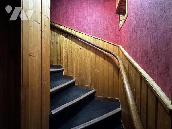 Maison de ville comprenant au rez-de-chaussée : une entrée sur salon - salle à manger, coin cui...