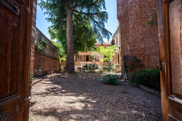 Maison Gaillac de 465 m² . (764 m² utiles)