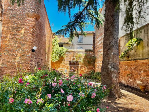 Maison Gaillac de 465 m² . (764 m² utiles)