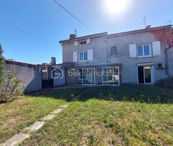 Maison de village mitoyenne d’un côté, située dans une impasse calme, sur une parcelle clôturée de 577 m²  
Avec 127 m² habitables, de beaux volumes et plusieurs espaces déjà aménagés, ce bien offre un potentiel rare pour une famille ou un projet locatif.

Rez-de-chaussée
- Cuisine spacieuse de 23 m², lumineuse.  
- Salon / salle à manger de 30 m² convivial et confortable.  
- Véranda de 19 m², idéale pour profiter du jardin en toute saison.  
- Climatisation réversible pour un confort optimal + poêle a granulés.

1er étage
- Grande suite parentale de 31,38 m² avec douche à l’italienne et rangements.  
- Deuxième chambre de 23 m², également avec placards.  
- Salle d’eau indépendante (douche, lavabo) + WC séparé.

Combles aménagés 
- Deux chambres supplémentaires :  
  - Une de 30 m² et une autre de 16 m 2 
  

Extérieurs et dépendances  
- Garage de 30 m².  
- Grande dépendance en pierre au fond du jardin,  pouvant servir de stockage ou être aménagé en studio (idéal projet locatif ou espace pro).  
- Jardin entièrement clos, agréable et facile d’entretien.  
- Impasse très calme, circulation limitée.

Confort et équipements 
- Poêle à granulés avec répartiteur de chaleur à l’étage.  
- Climatisation réversible au rez-de-chaussée et dans une chambre.  
- Maison fonctionnelle, avec placards dans la plupart des chambres .