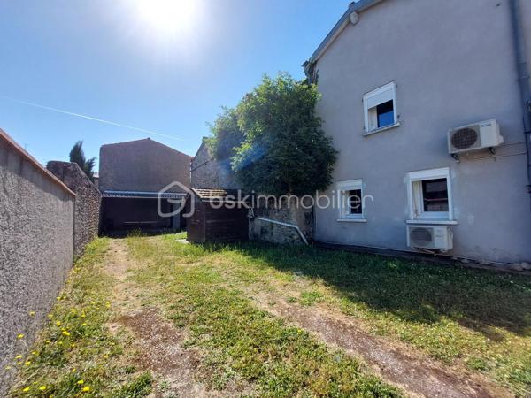 Maison de village mitoyenne d’un côté, située dans une impasse calme, sur une parcelle clôturée de 577 m²  
Avec 127 m² habitables, de beaux volumes et plusieurs espaces déjà aménagés, ce bien offre un potentiel rare pour une famille ou un projet locatif.

Rez-de-chaussée
- Cuisine spacieuse de 23 m², lumineuse.  
- Salon / salle à manger de 30 m² convivial et confortable.  
- Véranda de 19 m², idéale pour profiter du jardin en toute saison.  
- Climatisation réversible pour un confort optimal + poêle a granulés.

1er étage
- Grande suite parentale de 31,38 m² avec douche à l’italienne et rangements.  
- Deuxième chambre de 23 m², également avec placards.  
- Salle d’eau indépendante (douche, lavabo) + WC séparé.

Combles aménagés 
- Deux chambres supplémentaires :  
  - Une de 30 m² et une autre de 16 m 2 
  

Extérieurs et dépendances  
- Garage de 30 m².  
- Grande dépendance en pierre au fond du jardin,  pouvant servir de stockage ou être aménagé en studio (idéal projet locatif ou espace pro).  
- Jardin entièrement clos, agréable et facile d’entretien.  
- Impasse très calme, circulation limitée.

Confort et équipements 
- Poêle à granulés avec répartiteur de chaleur à l’étage.  
- Climatisation réversible au rez-de-chaussée et dans une chambre.  
- Maison fonctionnelle, avec placards dans la plupart des chambres .