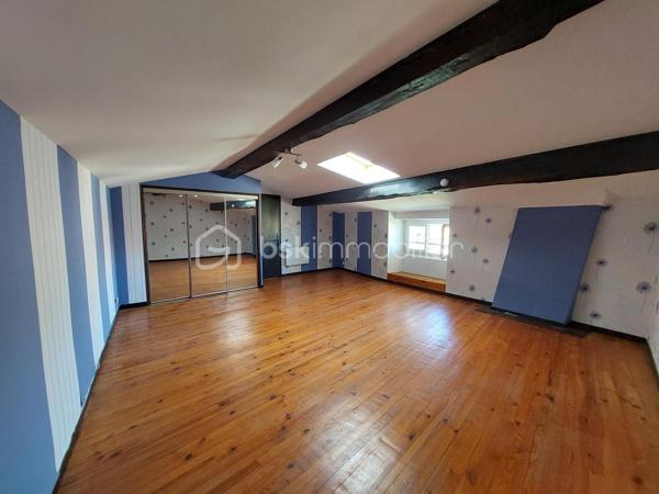 Maison de village mitoyenne d’un côté, située dans une impasse calme, sur une parcelle clôturée de 577 m²  
Avec 127 m² habitables, de beaux volumes et plusieurs espaces déjà aménagés, ce bien offre un potentiel rare pour une famille ou un projet locatif.

Rez-de-chaussée
- Cuisine spacieuse de 23 m², lumineuse.  
- Salon / salle à manger de 30 m² convivial et confortable.  
- Véranda de 19 m², idéale pour profiter du jardin en toute saison.  
- Climatisation réversible pour un confort optimal + poêle a granulés.

1er étage
- Grande suite parentale de 31,38 m² avec douche à l’italienne et rangements.  
- Deuxième chambre de 23 m², également avec placards.  
- Salle d’eau indépendante (douche, lavabo) + WC séparé.

Combles aménagés 
- Deux chambres supplémentaires :  
  - Une de 30 m² et une autre de 16 m 2 
  

Extérieurs et dépendances  
- Garage de 30 m².  
- Grande dépendance en pierre au fond du jardin,  pouvant servir de stockage ou être aménagé en studio (idéal projet locatif ou espace pro).  
- Jardin entièrement clos, agréable et facile d’entretien.  
- Impasse très calme, circulation limitée.

Confort et équipements 
- Poêle à granulés avec répartiteur de chaleur à l’étage.  
- Climatisation réversible au rez-de-chaussée et dans une chambre.  
- Maison fonctionnelle, avec placards dans la plupart des chambres .