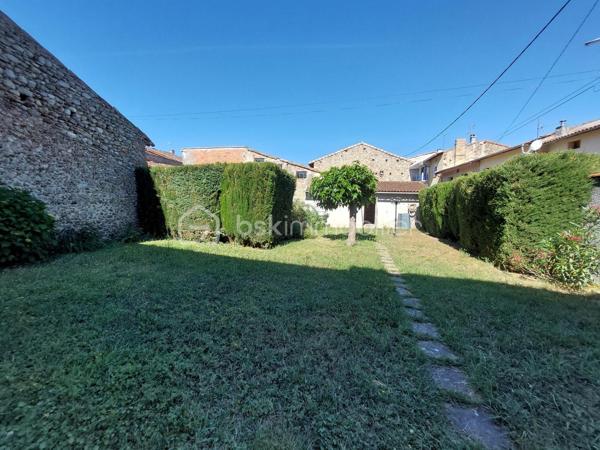 Maison de village mitoyenne d’un côté, située dans une impasse calme, sur une parcelle clôturée de 577 m²  
Avec 127 m² habitables, de beaux volumes et plusieurs espaces déjà aménagés, ce bien offre un potentiel rare pour une famille ou un projet locatif.

Rez-de-chaussée
- Cuisine spacieuse de 23 m², lumineuse.  
- Salon / salle à manger de 30 m² convivial et confortable.  
- Véranda de 19 m², idéale pour profiter du jardin en toute saison.  
- Climatisation réversible pour un confort optimal + poêle a granulés.

1er étage
- Grande suite parentale de 31,38 m² avec douche à l’italienne et rangements.  
- Deuxième chambre de 23 m², également avec placards.  
- Salle d’eau indépendante (douche, lavabo) + WC séparé.

Combles aménagés 
- Deux chambres supplémentaires :  
  - Une de 30 m² et une autre de 16 m 2 
  

Extérieurs et dépendances  
- Garage de 30 m².  
- Grande dépendance en pierre au fond du jardin,  pouvant servir de stockage ou être aménagé en studio (idéal projet locatif ou espace pro).  
- Jardin entièrement clos, agréable et facile d’entretien.  
- Impasse très calme, circulation limitée.

Confort et équipements 
- Poêle à granulés avec répartiteur de chaleur à l’étage.  
- Climatisation réversible au rez-de-chaussée et dans une chambre.  
- Maison fonctionnelle, avec placards dans la plupart des chambres .