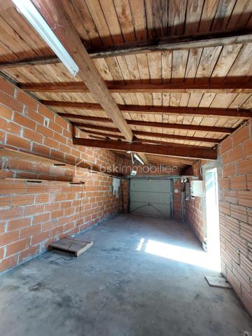 Maison de village mitoyenne d’un côté, située dans une impasse calme, sur une parcelle clôturée de 577 m²  
Avec 127 m² habitables, de beaux volumes et plusieurs espaces déjà aménagés, ce bien offre un potentiel rare pour une famille ou un projet locatif.

Rez-de-chaussée
- Cuisine spacieuse de 23 m², lumineuse.  
- Salon / salle à manger de 30 m² convivial et confortable.  
- Véranda de 19 m², idéale pour profiter du jardin en toute saison.  
- Climatisation réversible pour un confort optimal + poêle a granulés.

1er étage
- Grande suite parentale de 31,38 m² avec douche à l’italienne et rangements.  
- Deuxième chambre de 23 m², également avec placards.  
- Salle d’eau indépendante (douche, lavabo) + WC séparé.

Combles aménagés 
- Deux chambres supplémentaires :  
  - Une de 30 m² et une autre de 16 m 2 
  

Extérieurs et dépendances  
- Garage de 30 m².  
- Grande dépendance en pierre au fond du jardin,  pouvant servir de stockage ou être aménagé en studio (idéal projet locatif ou espace pro).  
- Jardin entièrement clos, agréable et facile d’entretien.  
- Impasse très calme, circulation limitée.

Confort et équipements 
- Poêle à granulés avec répartiteur de chaleur à l’étage.  
- Climatisation réversible au rez-de-chaussée et dans une chambre.  
- Maison fonctionnelle, avec placards dans la plupart des chambres .