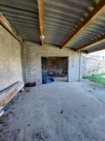 Maison de village mitoyenne d’un côté, située dans une impasse calme, sur une parcelle clôturée de 577 m²  
Avec 127 m² habitables, de beaux volumes et plusieurs espaces déjà aménagés, ce bien offre un potentiel rare pour une famille ou un projet locatif.

Rez-de-chaussée
- Cuisine spacieuse de 23 m², lumineuse.  
- Salon / salle à manger de 30 m² convivial et confortable.  
- Véranda de 19 m², idéale pour profiter du jardin en toute saison.  
- Climatisation réversible pour un confort optimal + poêle a granulés.

1er étage
- Grande suite parentale de 31,38 m² avec douche à l’italienne et rangements.  
- Deuxième chambre de 23 m², également avec placards.  
- Salle d’eau indépendante (douche, lavabo) + WC séparé.

Combles aménagés 
- Deux chambres supplémentaires :  
  - Une de 30 m² et une autre de 16 m 2 
  

Extérieurs et dépendances  
- Garage de 30 m².  
- Grande dépendance en pierre au fond du jardin,  pouvant servir de stockage ou être aménagé en studio (idéal projet locatif ou espace pro).  
- Jardin entièrement clos, agréable et facile d’entretien.  
- Impasse très calme, circulation limitée.

Confort et équipements 
- Poêle à granulés avec répartiteur de chaleur à l’étage.  
- Climatisation réversible au rez-de-chaussée et dans une chambre.  
- Maison fonctionnelle, avec placards dans la plupart des chambres .