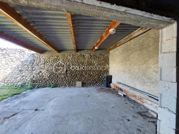 Maison de village mitoyenne d’un côté, située dans une impasse calme, sur une parcelle clôturée de 577 m²  
Avec 127 m² habitables, de beaux volumes et plusieurs espaces déjà aménagés, ce bien offre un potentiel rare pour une famille ou un projet locatif.

Rez-de-chaussée
- Cuisine spacieuse de 23 m², lumineuse.  
- Salon / salle à manger de 30 m² convivial et confortable.  
- Véranda de 19 m², idéale pour profiter du jardin en toute saison.  
- Climatisation réversible pour un confort optimal + poêle a granulés.

1er étage
- Grande suite parentale de 31,38 m² avec douche à l’italienne et rangements.  
- Deuxième chambre de 23 m², également avec placards.  
- Salle d’eau indépendante (douche, lavabo) + WC séparé.

Combles aménagés 
- Deux chambres supplémentaires :  
  - Une de 30 m² et une autre de 16 m 2 
  

Extérieurs et dépendances  
- Garage de 30 m².  
- Grande dépendance en pierre au fond du jardin,  pouvant servir de stockage ou être aménagé en studio (idéal projet locatif ou espace pro).  
- Jardin entièrement clos, agréable et facile d’entretien.  
- Impasse très calme, circulation limitée.

Confort et équipements 
- Poêle à granulés avec répartiteur de chaleur à l’étage.  
- Climatisation réversible au rez-de-chaussée et dans une chambre.  
- Maison fonctionnelle, avec placards dans la plupart des chambres .