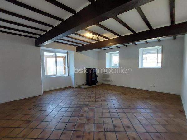 Maison de village mitoyenne d’un côté, située dans une impasse calme, sur une parcelle clôturée de 577 m²  
Avec 127 m² habitables, de beaux volumes et plusieurs espaces déjà aménagés, ce bien offre un potentiel rare pour une famille ou un projet locatif.

Rez-de-chaussée
- Cuisine spacieuse de 23 m², lumineuse.  
- Salon / salle à manger de 30 m² convivial et confortable.  
- Véranda de 19 m², idéale pour profiter du jardin en toute saison.  
- Climatisation réversible pour un confort optimal + poêle a granulés.

1er étage
- Grande suite parentale de 31,38 m² avec douche à l’italienne et rangements.  
- Deuxième chambre de 23 m², également avec placards.  
- Salle d’eau indépendante (douche, lavabo) + WC séparé.

Combles aménagés 
- Deux chambres supplémentaires :  
  - Une de 30 m² et une autre de 16 m 2 
  

Extérieurs et dépendances  
- Garage de 30 m².  
- Grande dépendance en pierre au fond du jardin,  pouvant servir de stockage ou être aménagé en studio (idéal projet locatif ou espace pro).  
- Jardin entièrement clos, agréable et facile d’entretien.  
- Impasse très calme, circulation limitée.

Confort et équipements 
- Poêle à granulés avec répartiteur de chaleur à l’étage.  
- Climatisation réversible au rez-de-chaussée et dans une chambre.  
- Maison fonctionnelle, avec placards dans la plupart des chambres .
