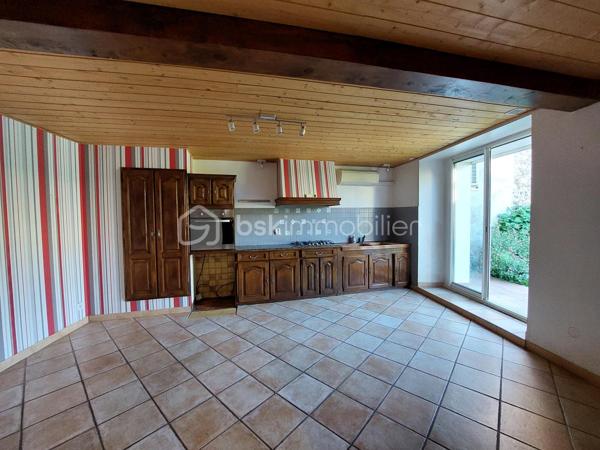 Maison de village mitoyenne d’un côté, située dans une impasse calme, sur une parcelle clôturée de 577 m²  
Avec 127 m² habitables, de beaux volumes et plusieurs espaces déjà aménagés, ce bien offre un potentiel rare pour une famille ou un projet locatif.

Rez-de-chaussée
- Cuisine spacieuse de 23 m², lumineuse.  
- Salon / salle à manger de 30 m² convivial et confortable.  
- Véranda de 19 m², idéale pour profiter du jardin en toute saison.  
- Climatisation réversible pour un confort optimal + poêle a granulés.

1er étage
- Grande suite parentale de 31,38 m² avec douche à l’italienne et rangements.  
- Deuxième chambre de 23 m², également avec placards.  
- Salle d’eau indépendante (douche, lavabo) + WC séparé.

Combles aménagés 
- Deux chambres supplémentaires :  
  - Une de 30 m² et une autre de 16 m 2 
  

Extérieurs et dépendances  
- Garage de 30 m².  
- Grande dépendance en pierre au fond du jardin,  pouvant servir de stockage ou être aménagé en studio (idéal projet locatif ou espace pro).  
- Jardin entièrement clos, agréable et facile d’entretien.  
- Impasse très calme, circulation limitée.

Confort et équipements 
- Poêle à granulés avec répartiteur de chaleur à l’étage.  
- Climatisation réversible au rez-de-chaussée et dans une chambre.  
- Maison fonctionnelle, avec placards dans la plupart des chambres .