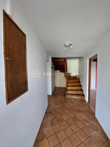 Maison de village mitoyenne d’un côté, située dans une impasse calme, sur une parcelle clôturée de 577 m²  
Avec 127 m² habitables, de beaux volumes et plusieurs espaces déjà aménagés, ce bien offre un potentiel rare pour une famille ou un projet locatif.

Rez-de-chaussée
- Cuisine spacieuse de 23 m², lumineuse.  
- Salon / salle à manger de 30 m² convivial et confortable.  
- Véranda de 19 m², idéale pour profiter du jardin en toute saison.  
- Climatisation réversible pour un confort optimal + poêle a granulés.

1er étage
- Grande suite parentale de 31,38 m² avec douche à l’italienne et rangements.  
- Deuxième chambre de 23 m², également avec placards.  
- Salle d’eau indépendante (douche, lavabo) + WC séparé.

Combles aménagés 
- Deux chambres supplémentaires :  
  - Une de 30 m² et une autre de 16 m 2 
  

Extérieurs et dépendances  
- Garage de 30 m².  
- Grande dépendance en pierre au fond du jardin,  pouvant servir de stockage ou être aménagé en studio (idéal projet locatif ou espace pro).  
- Jardin entièrement clos, agréable et facile d’entretien.  
- Impasse très calme, circulation limitée.

Confort et équipements 
- Poêle à granulés avec répartiteur de chaleur à l’étage.  
- Climatisation réversible au rez-de-chaussée et dans une chambre.  
- Maison fonctionnelle, avec placards dans la plupart des chambres .
