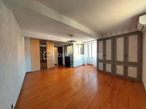 Maison de village mitoyenne d’un côté, située dans une impasse calme, sur une parcelle clôturée de 577 m²  
Avec 127 m² habitables, de beaux volumes et plusieurs espaces déjà aménagés, ce bien offre un potentiel rare pour une famille ou un projet locatif.

Rez-de-chaussée
- Cuisine spacieuse de 23 m², lumineuse.  
- Salon / salle à manger de 30 m² convivial et confortable.  
- Véranda de 19 m², idéale pour profiter du jardin en toute saison.  
- Climatisation réversible pour un confort optimal + poêle a granulés.

1er étage
- Grande suite parentale de 31,38 m² avec douche à l’italienne et rangements.  
- Deuxième chambre de 23 m², également avec placards.  
- Salle d’eau indépendante (douche, lavabo) + WC séparé.

Combles aménagés 
- Deux chambres supplémentaires :  
  - Une de 30 m² et une autre de 16 m 2 
  

Extérieurs et dépendances  
- Garage de 30 m².  
- Grande dépendance en pierre au fond du jardin,  pouvant servir de stockage ou être aménagé en studio (idéal projet locatif ou espace pro).  
- Jardin entièrement clos, agréable et facile d’entretien.  
- Impasse très calme, circulation limitée.

Confort et équipements 
- Poêle à granulés avec répartiteur de chaleur à l’étage.  
- Climatisation réversible au rez-de-chaussée et dans une chambre.  
- Maison fonctionnelle, avec placards dans la plupart des chambres .