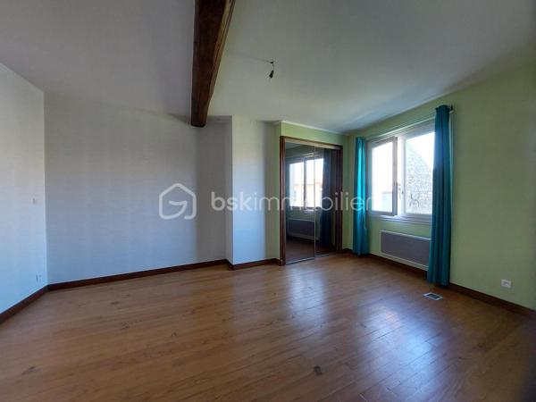 Maison de village mitoyenne d’un côté, située dans une impasse calme, sur une parcelle clôturée de 577 m²  
Avec 127 m² habitables, de beaux volumes et plusieurs espaces déjà aménagés, ce bien offre un potentiel rare pour une famille ou un projet locatif.

Rez-de-chaussée
- Cuisine spacieuse de 23 m², lumineuse.  
- Salon / salle à manger de 30 m² convivial et confortable.  
- Véranda de 19 m², idéale pour profiter du jardin en toute saison.  
- Climatisation réversible pour un confort optimal + poêle a granulés.

1er étage
- Grande suite parentale de 31,38 m² avec douche à l’italienne et rangements.  
- Deuxième chambre de 23 m², également avec placards.  
- Salle d’eau indépendante (douche, lavabo) + WC séparé.

Combles aménagés 
- Deux chambres supplémentaires :  
  - Une de 30 m² et une autre de 16 m 2 
  

Extérieurs et dépendances  
- Garage de 30 m².  
- Grande dépendance en pierre au fond du jardin,  pouvant servir de stockage ou être aménagé en studio (idéal projet locatif ou espace pro).  
- Jardin entièrement clos, agréable et facile d’entretien.  
- Impasse très calme, circulation limitée.

Confort et équipements 
- Poêle à granulés avec répartiteur de chaleur à l’étage.  
- Climatisation réversible au rez-de-chaussée et dans une chambre.  
- Maison fonctionnelle, avec placards dans la plupart des chambres .