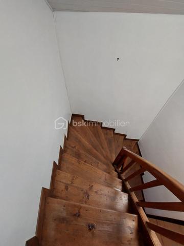Maison de village mitoyenne d’un côté, située dans une impasse calme, sur une parcelle clôturée de 577 m²  
Avec 127 m² habitables, de beaux volumes et plusieurs espaces déjà aménagés, ce bien offre un potentiel rare pour une famille ou un projet locatif.

Rez-de-chaussée
- Cuisine spacieuse de 23 m², lumineuse.  
- Salon / salle à manger de 30 m² convivial et confortable.  
- Véranda de 19 m², idéale pour profiter du jardin en toute saison.  
- Climatisation réversible pour un confort optimal + poêle a granulés.

1er étage
- Grande suite parentale de 31,38 m² avec douche à l’italienne et rangements.  
- Deuxième chambre de 23 m², également avec placards.  
- Salle d’eau indépendante (douche, lavabo) + WC séparé.

Combles aménagés 
- Deux chambres supplémentaires :  
  - Une de 30 m² et une autre de 16 m 2 
  

Extérieurs et dépendances  
- Garage de 30 m².  
- Grande dépendance en pierre au fond du jardin,  pouvant servir de stockage ou être aménagé en studio (idéal projet locatif ou espace pro).  
- Jardin entièrement clos, agréable et facile d’entretien.  
- Impasse très calme, circulation limitée.

Confort et équipements 
- Poêle à granulés avec répartiteur de chaleur à l’étage.  
- Climatisation réversible au rez-de-chaussée et dans une chambre.  
- Maison fonctionnelle, avec placards dans la plupart des chambres .