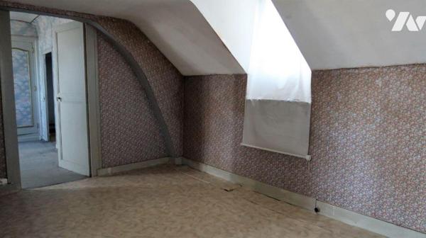 Entre Forêt et Brelandière, MAISON ANCIENNE A RENOVER, +100m2 hab., comprenant :
. en RC surél...