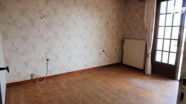 Entre Forêt et Brelandière, MAISON ANCIENNE A RENOVER, +100m2 hab., comprenant :
. en RC surél...