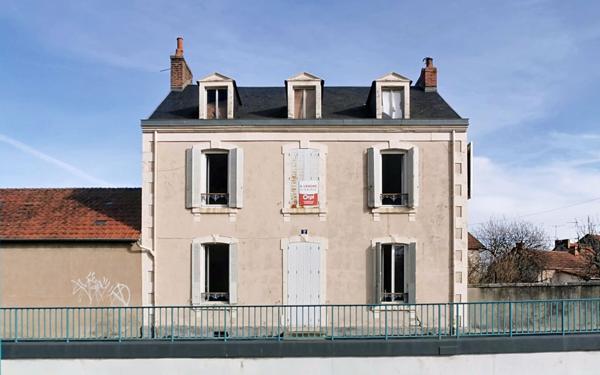 Maison à vendre    5 pièces • 234 m2 Commentry