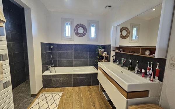 Maison à vendre    6 pièces •  Six-Fours-les-Plages