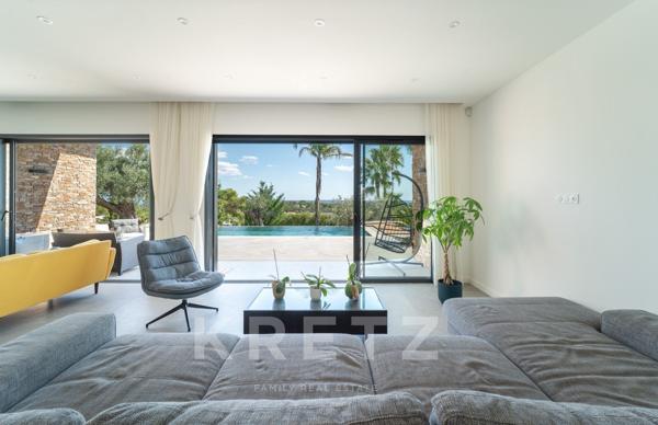 Nîmes - Villa contemporaine de 250m2 avec vue dégagée panoramique au sein d'un domaine privé
