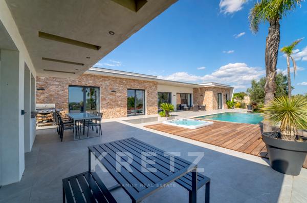 Nîmes - Villa contemporaine de 250m2 avec vue dégagée panoramique au sein d'un domaine privé