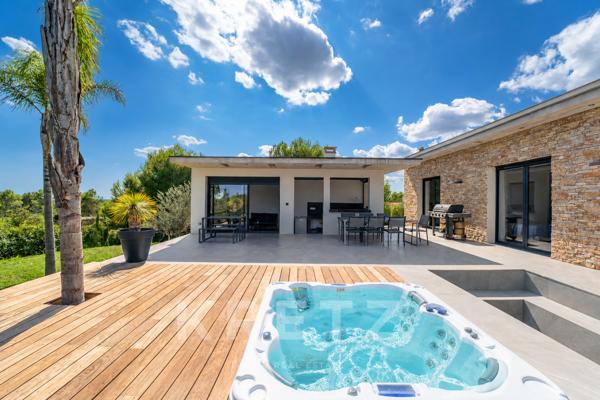 Nîmes - Villa contemporaine de 250m2 avec vue dégagée panoramique au sein d'un domaine privé