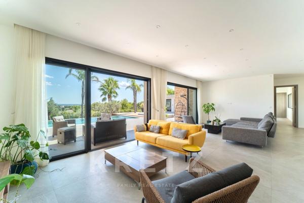 Nîmes - Villa contemporaine de 250m2 avec vue dégagée panoramique au sein d'un domaine privé