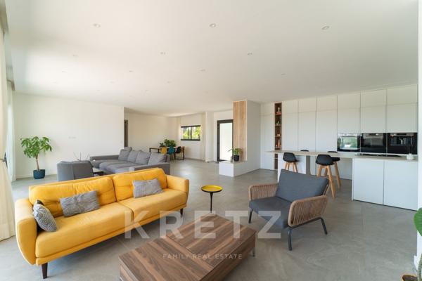 Nîmes - Villa contemporaine de 250m2 avec vue dégagée panoramique au sein d'un domaine privé