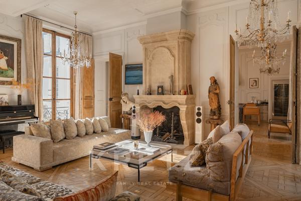 Au coeur d'un hôtel particulier, appartement traversant de 300m2
