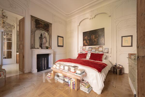 Au coeur d'un hôtel particulier, appartement traversant de 300m2
